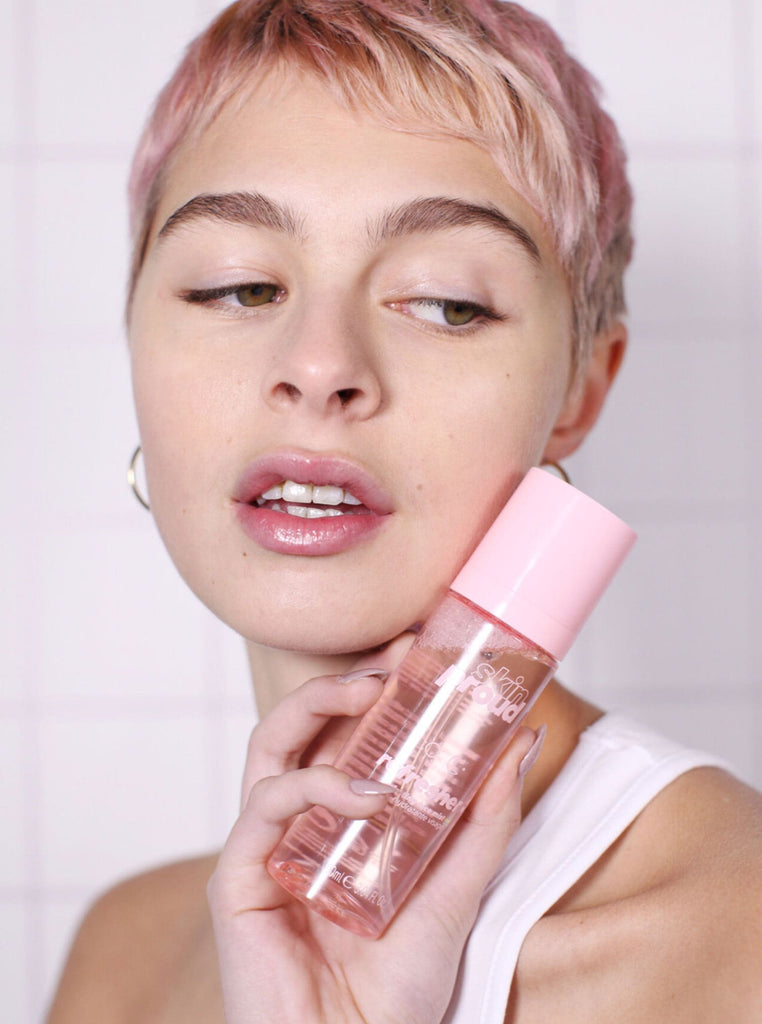 Model holding bottle of 幸运星预测结果王者信用体彩 PROUD Refresher